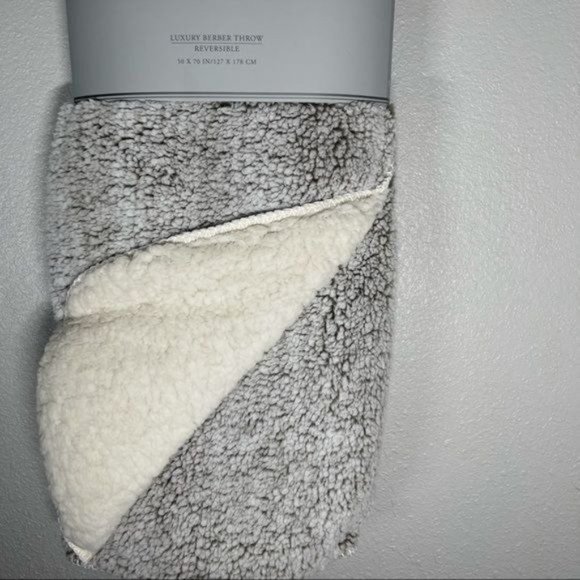 Etymology Luxury Berber Reversible Throw Blanket Gray & Cream Size 50" X 70" - Picture 5 of 6